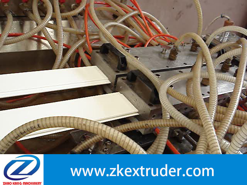 Extrudeuse de panneaux de plafond en PVC